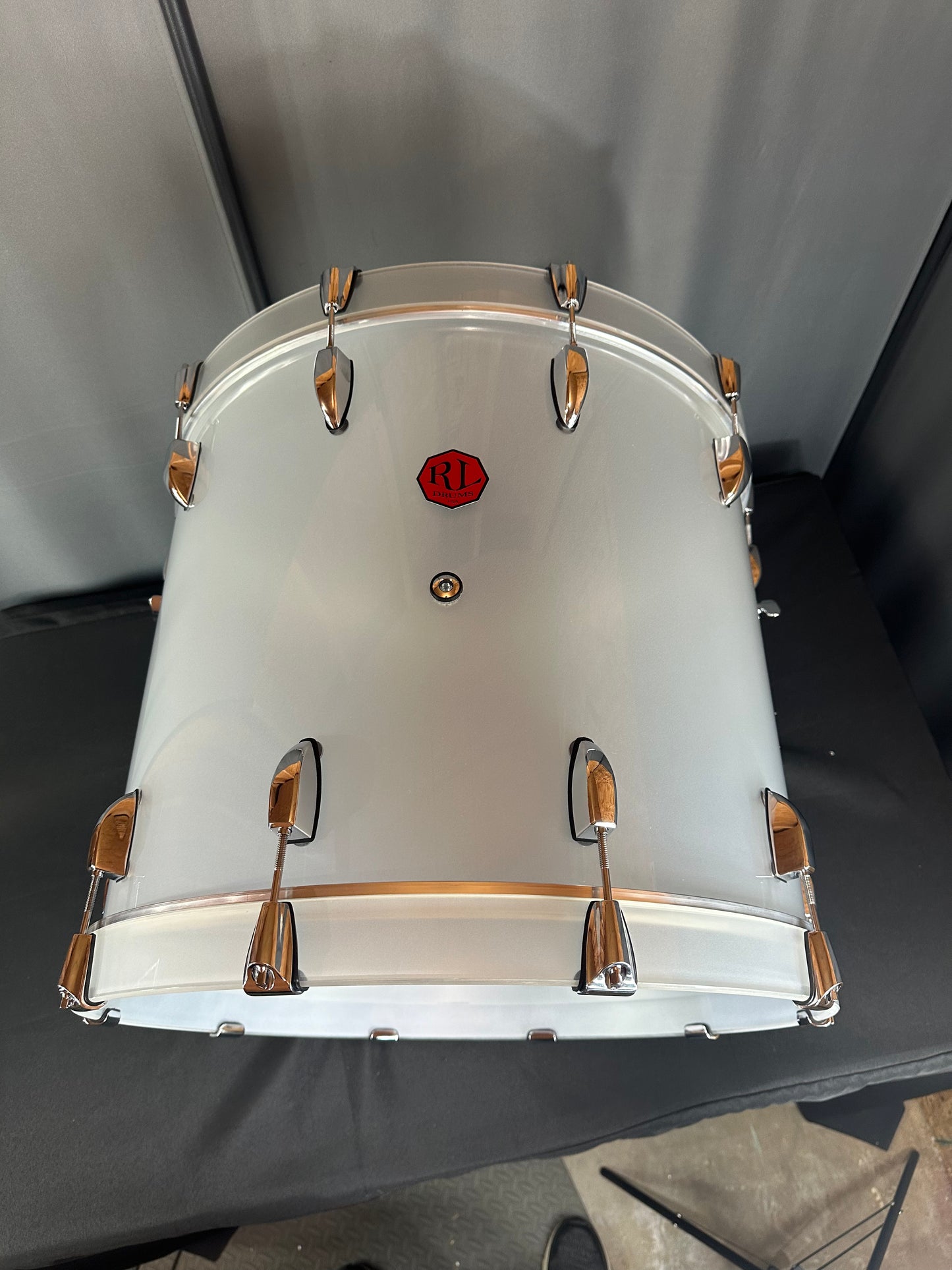Frost White Seamless Acrylic 22"x18" - Bass Drum