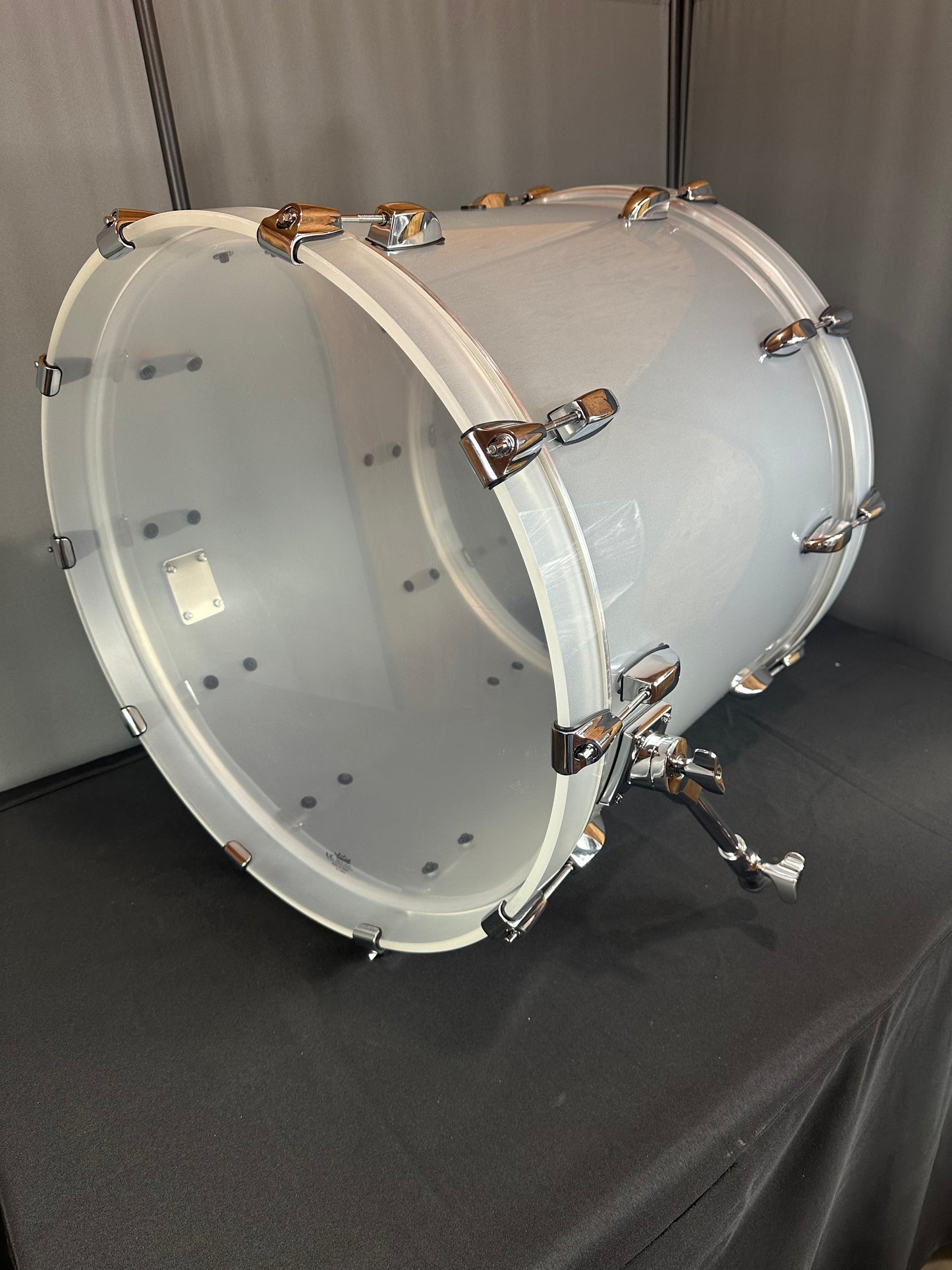 Frost White Seamless Acrylic 22"x18" - Bass Drum