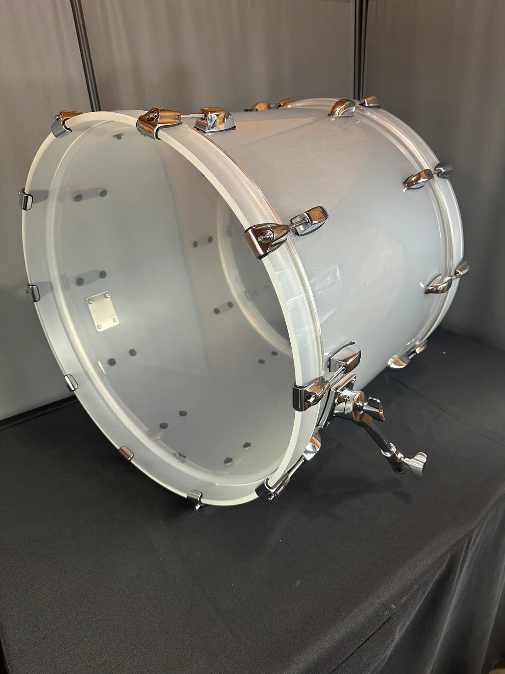 Frost White Seamless Acrylic 20"x16" - Bass Drum