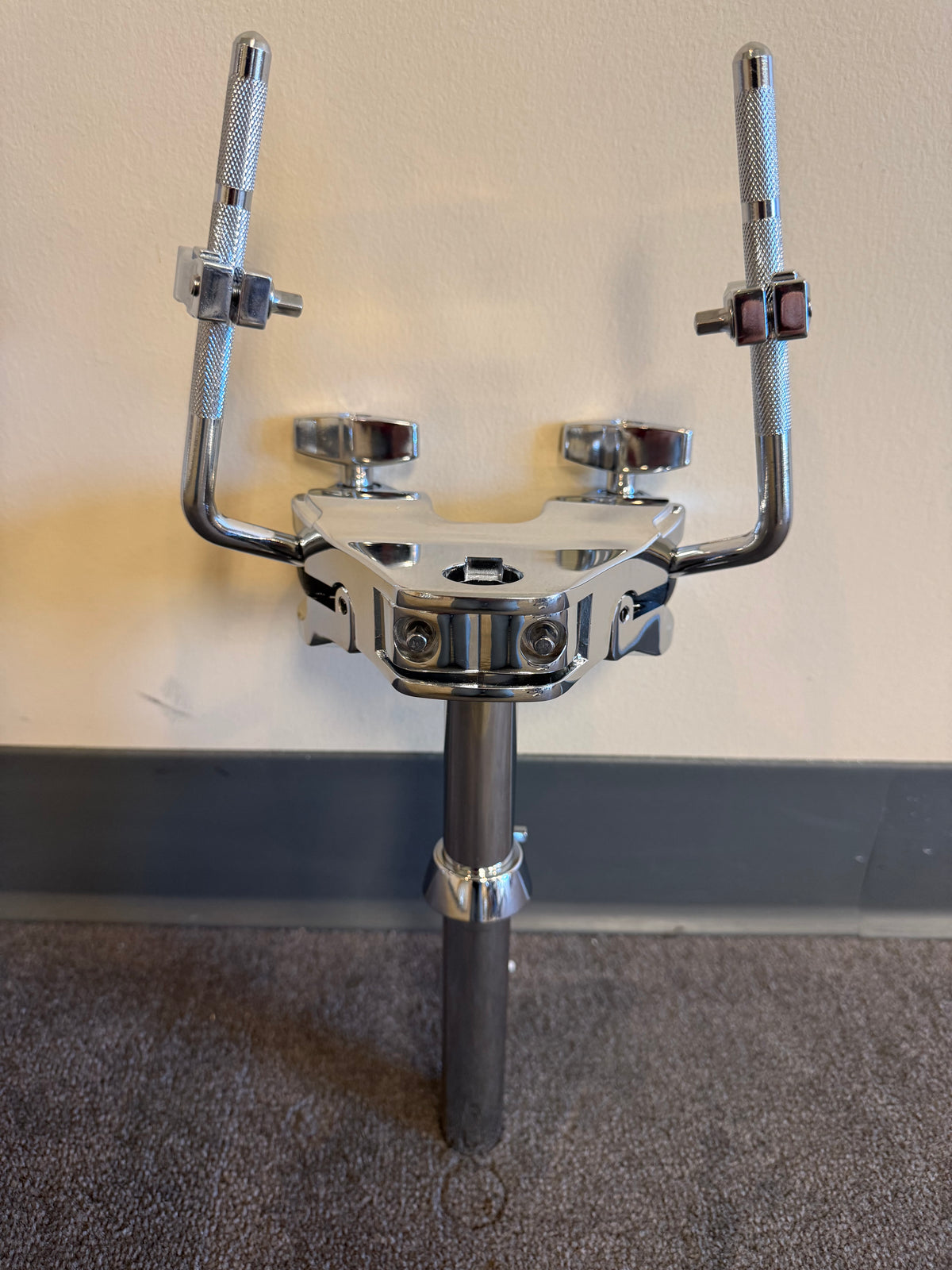 Double Tom Holder Stand with Memory Lock, Adjustable Double Tom L Arm Holder Mount Bracket TH1903