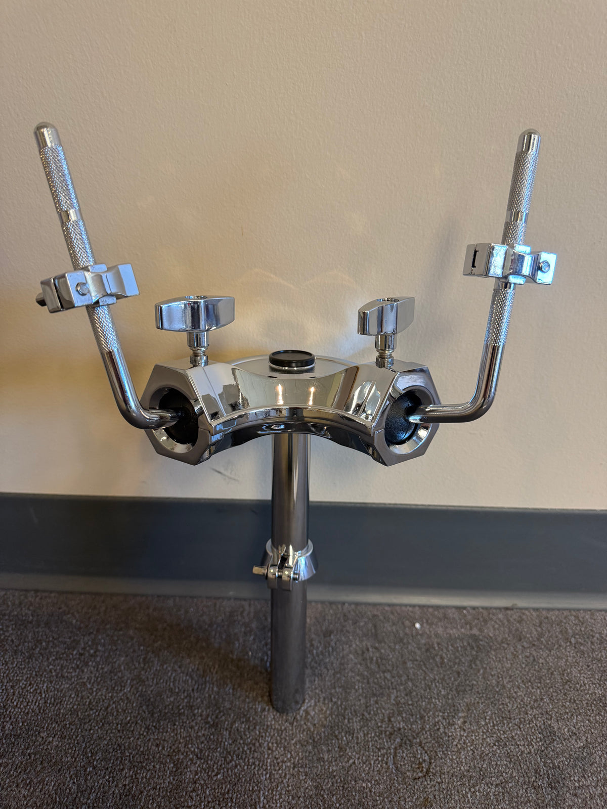 Double Tom Holder Stand with Memory Lock, Adjustable Double Tom L Arm Holder Mount Bracket TH1507